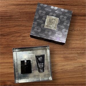 ALIEN MAN MUGLER SET